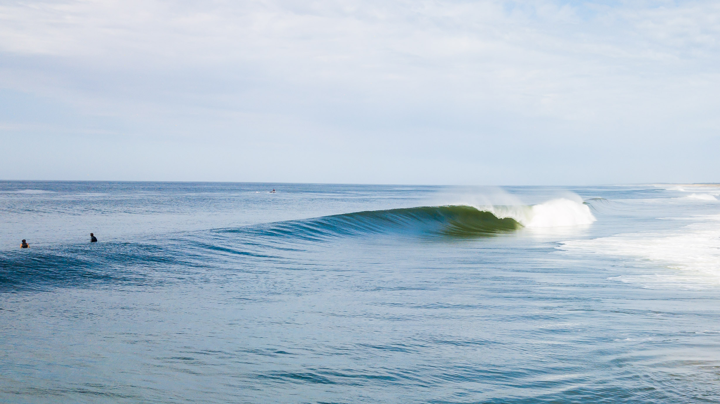 Surfista al atardecer en la costa atlántica de Punta del Este